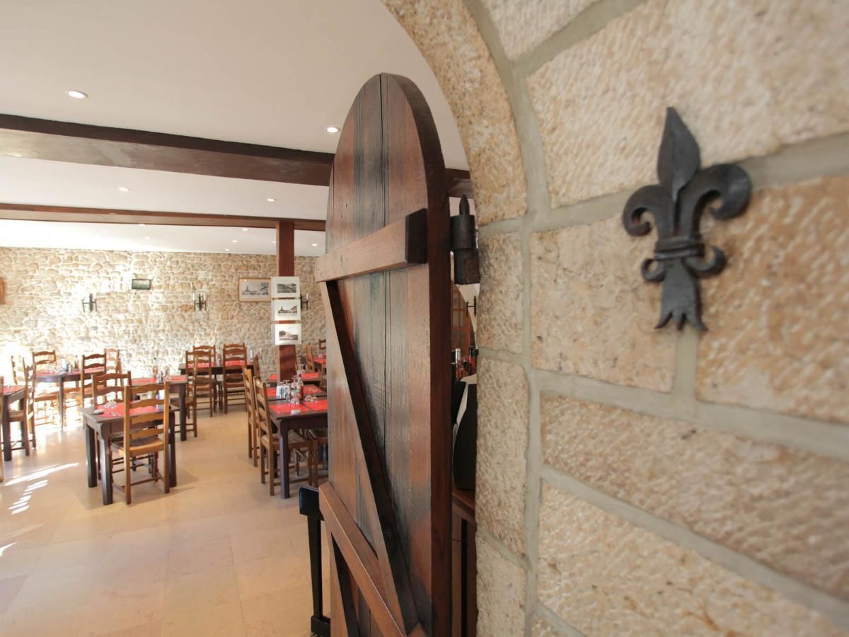 Phục vụ bữa trưa và bữa tối, món ăn mang phong cách quốc tế 