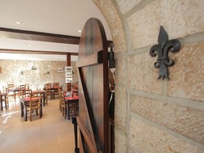 Se sirven almuerzos y cenas, cocina internacional