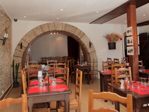 Lunch and dinner served, international cuisine - Hotel le Chapeau Rouge (Chateau-Landon)