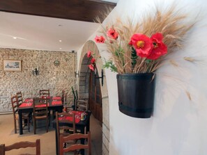 Lunch and dinner served, international cuisine - Hotel le Chapeau Rouge (Chateau-Landon)