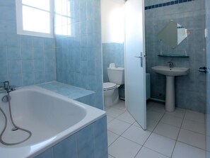 Free toiletries, hair dryer - Hotel le Chapeau Rouge (Chateau-Landon)