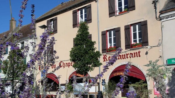 Un bâtiment sur lequel on peut lire les inscriptions « Restaurant » et « Chapelle ».