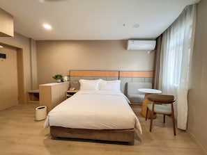 Escritorio, cortinas blackout, cunas gratuitas y wifi gratis