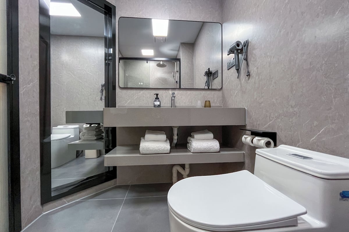 deluxe twin room | bathroom | shower, rainfall showerhead, free toiletries, hair dryer