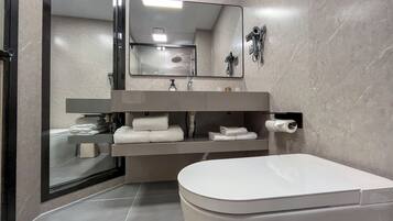 Familienzimmer | Badezimmer | Dusche, Regendusche, kostenlose Toilettenartikel, Haartrockner