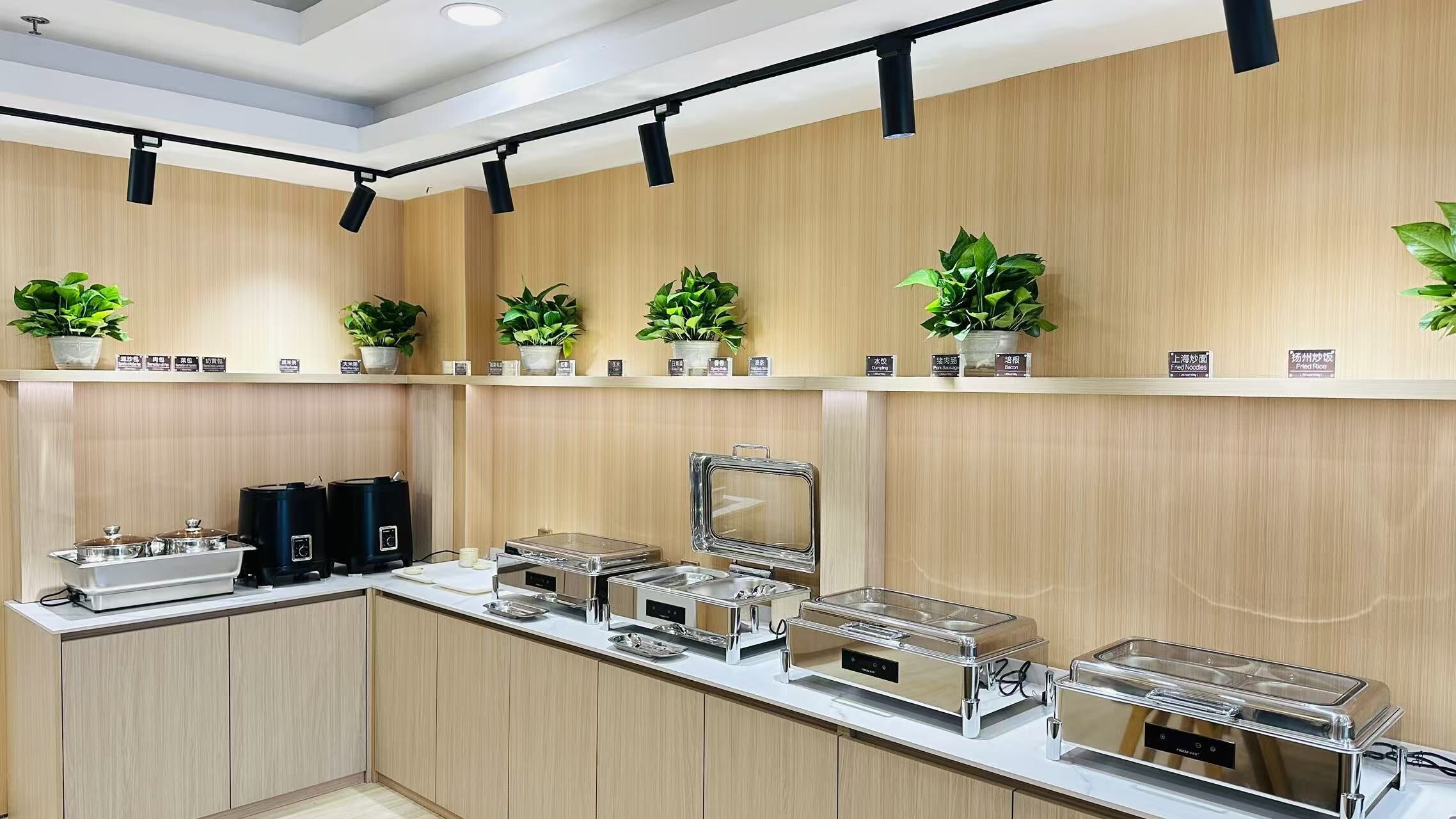 Daily buffet breakfast (CNY 48 per person)