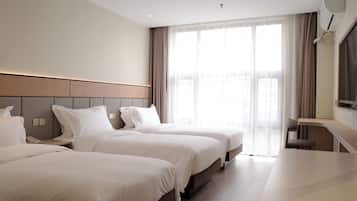 Triple Room | Meja, langsir/tirai gelap terus, katil bayi/kot (percuma)