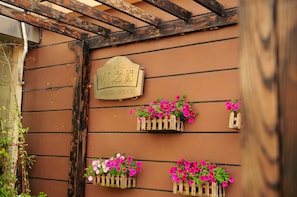 A wooden pergola with a sign for the Joyful Star Business Hotel.