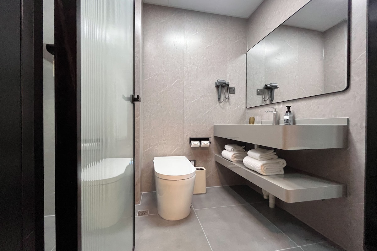 deluxe twin room | bathroom | shower, rainfall showerhead, free toiletries, hair dryer