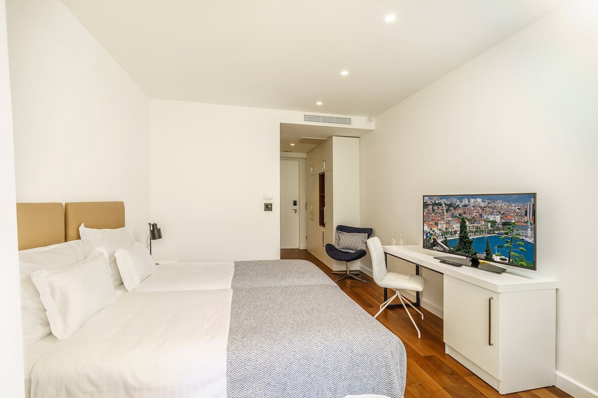 Kaliteli yatak takımı, minibar, odada kasa, masa