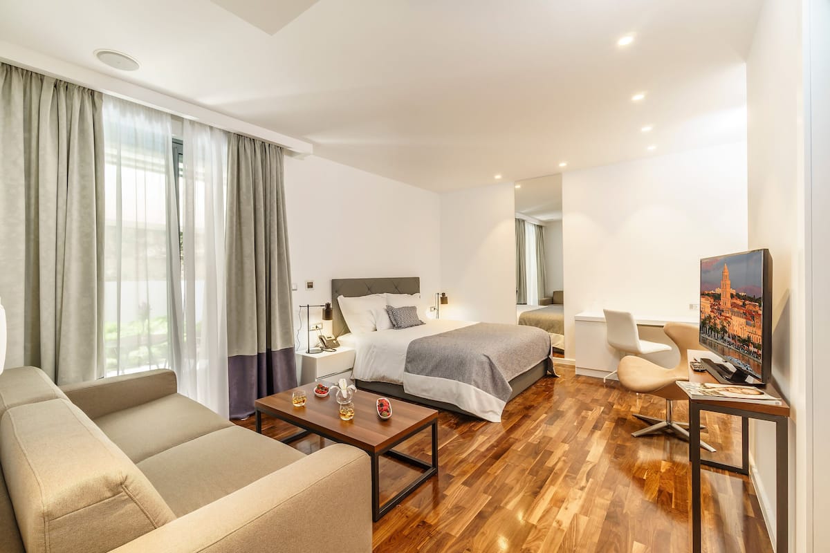 Deluxe Süit, Havuz Kullanımı, Bahçeli | Kaliteli yatak takımı, minibar, odada kasa, masa