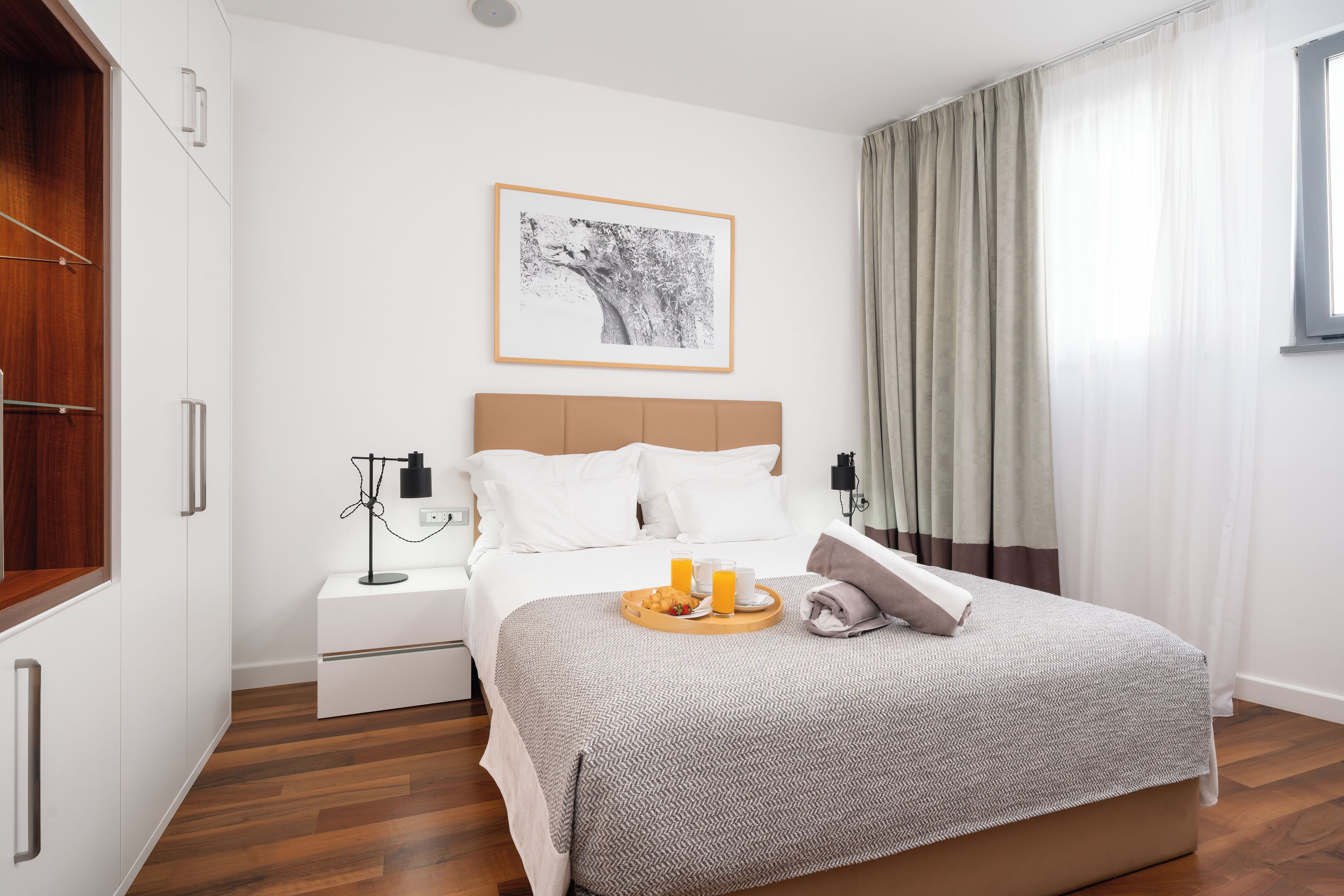 Economy Room, 1 Queen Bed | Premium bedding, minibar, in-room safe, desk
