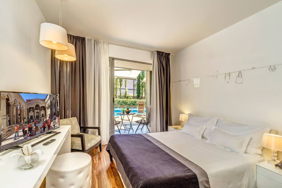 Premium bedding, minibar, in-room safe, desk