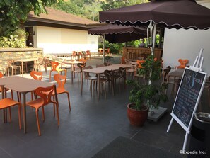 朝食、ランチ、ディナーに営業 (郷土料理と各国料理)