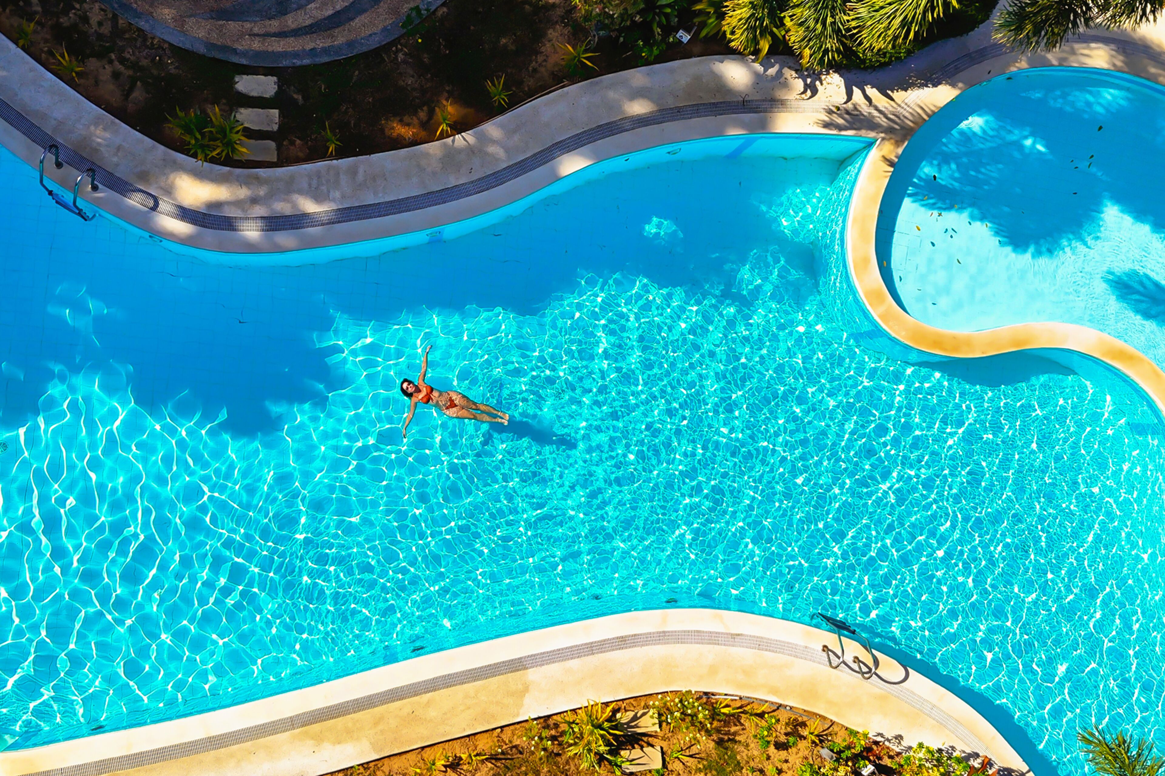 Outdoor pool, pool umbrellas, sun loungers