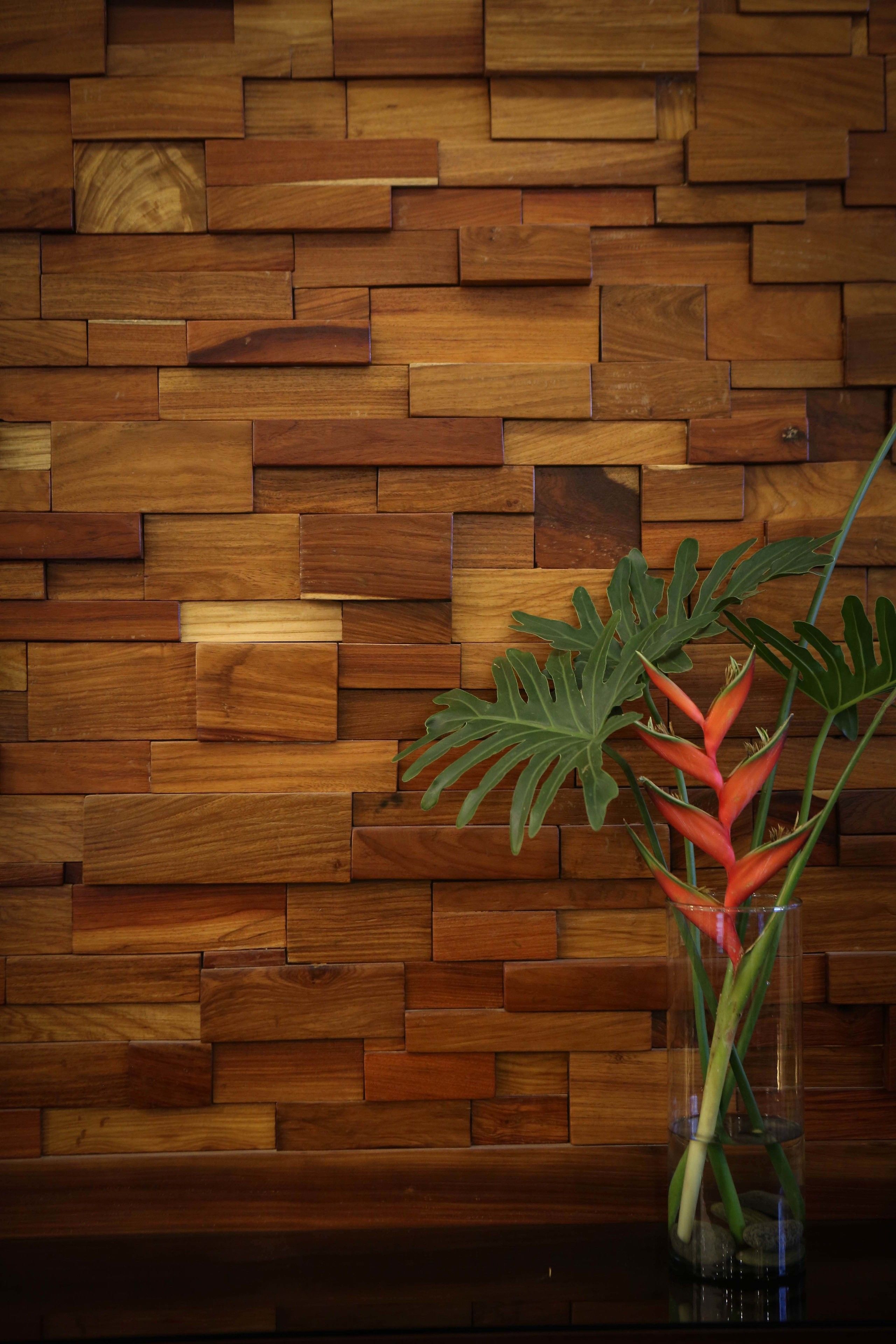 Pared de madera con un diseño geométrico.