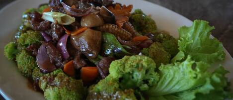 Une assiette de nourriture contenant divers légumes et de la viande.