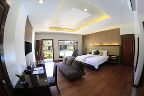 Suite, Poolside | Down comforters, pillowtop beds, minibar, in-room safe