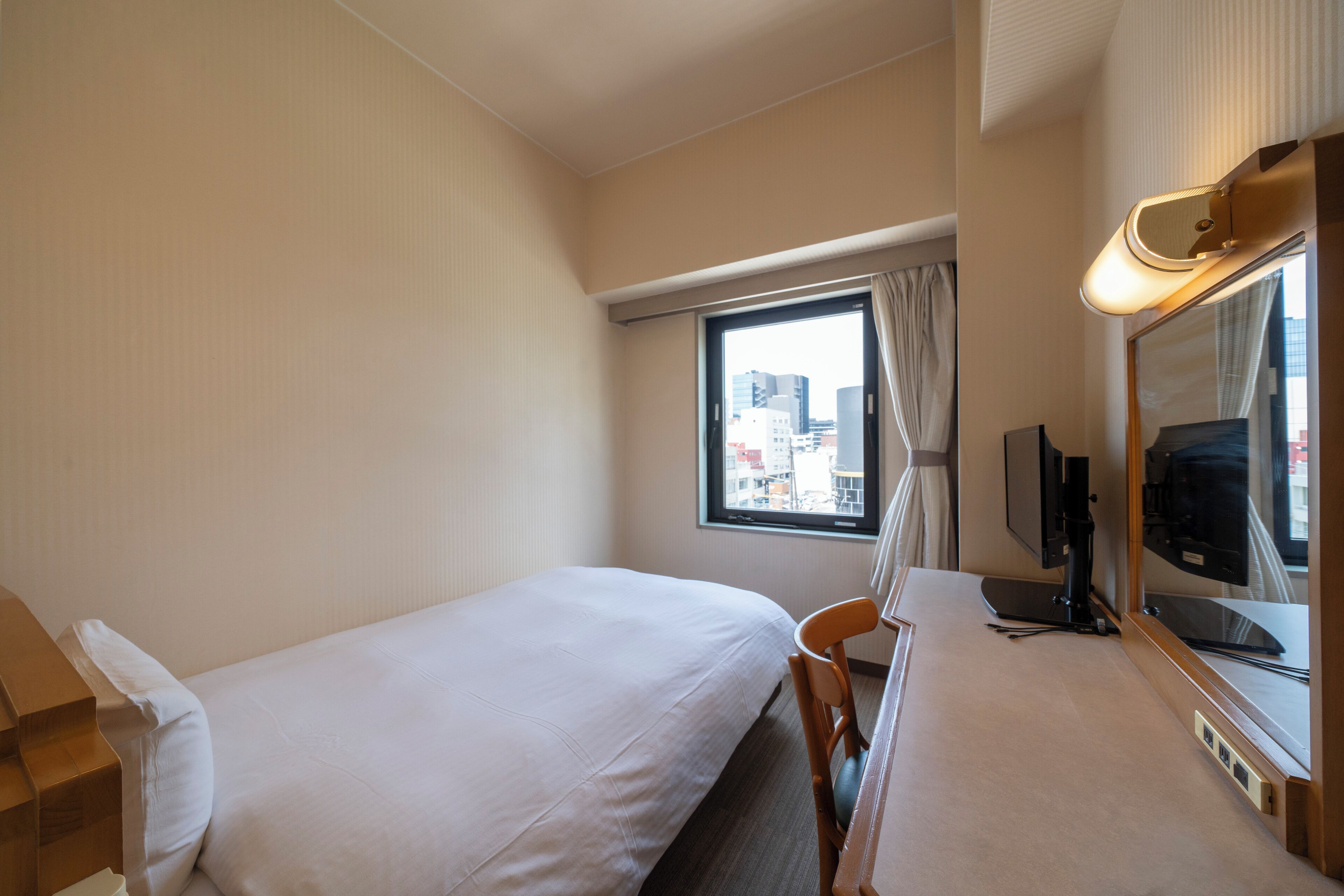 Escritorio, wifi gratis, ropa de cama