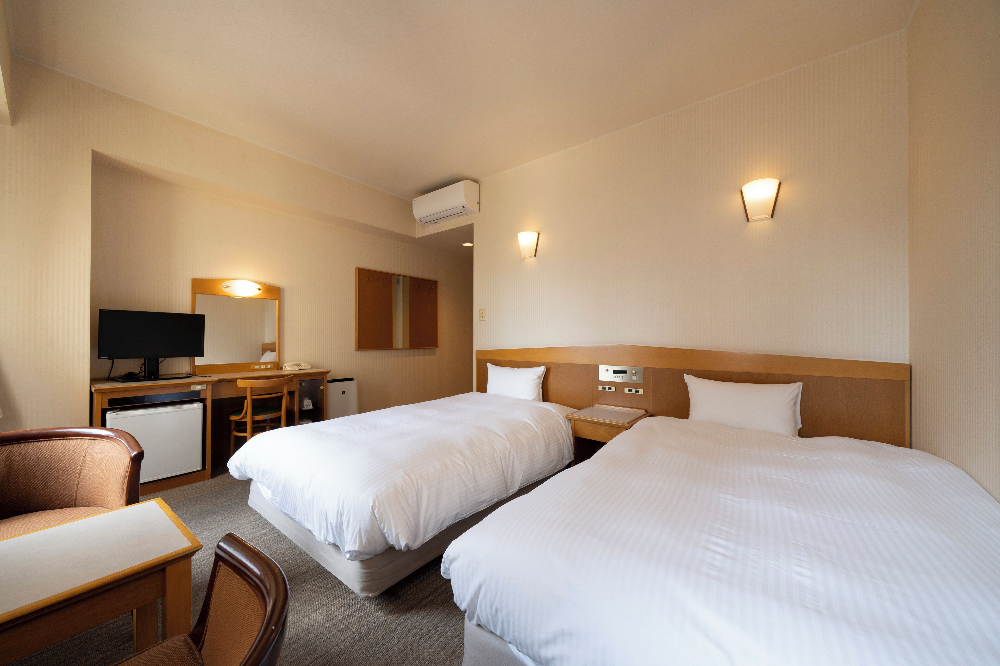 Escritorio, wifi gratis, ropa de cama