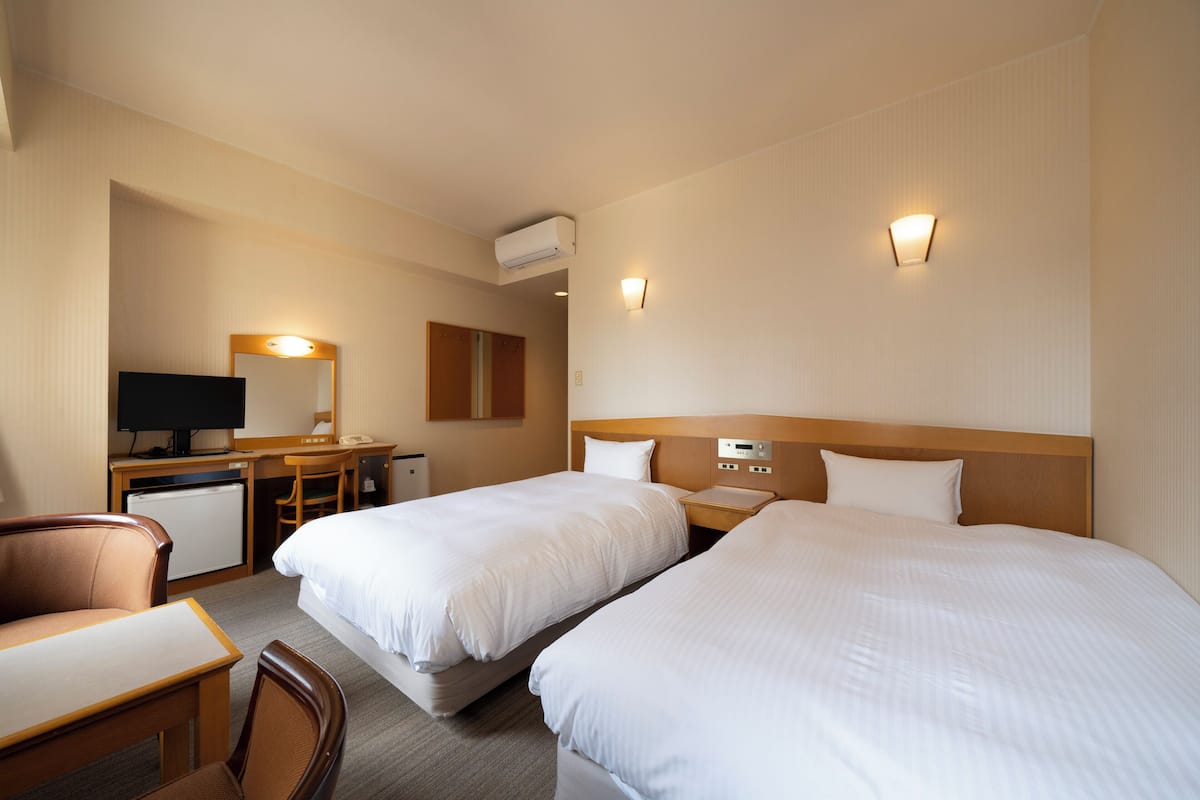 Escritorio, wifi gratis y ropa de cama