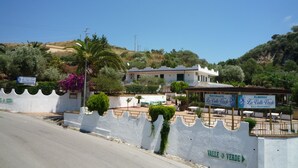 A white building with a sign reading "Valle Verde" and a restaurant named "La Valle Verde." - La Valle Verde (Zambrone)