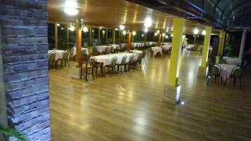 Lunch and dinner served, Italian cuisine