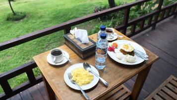 Bungalow, pemandangan laut | Tempat makan outdoor