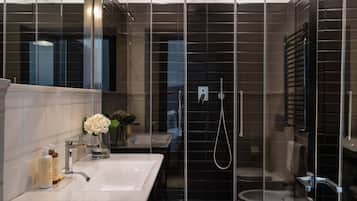 Superior kamer, 1 twee- of 2 eenpersoonsbedden | Badkamer | Een douche, milieuvriendelijk toiletgerief, een haardroger, pantoffels