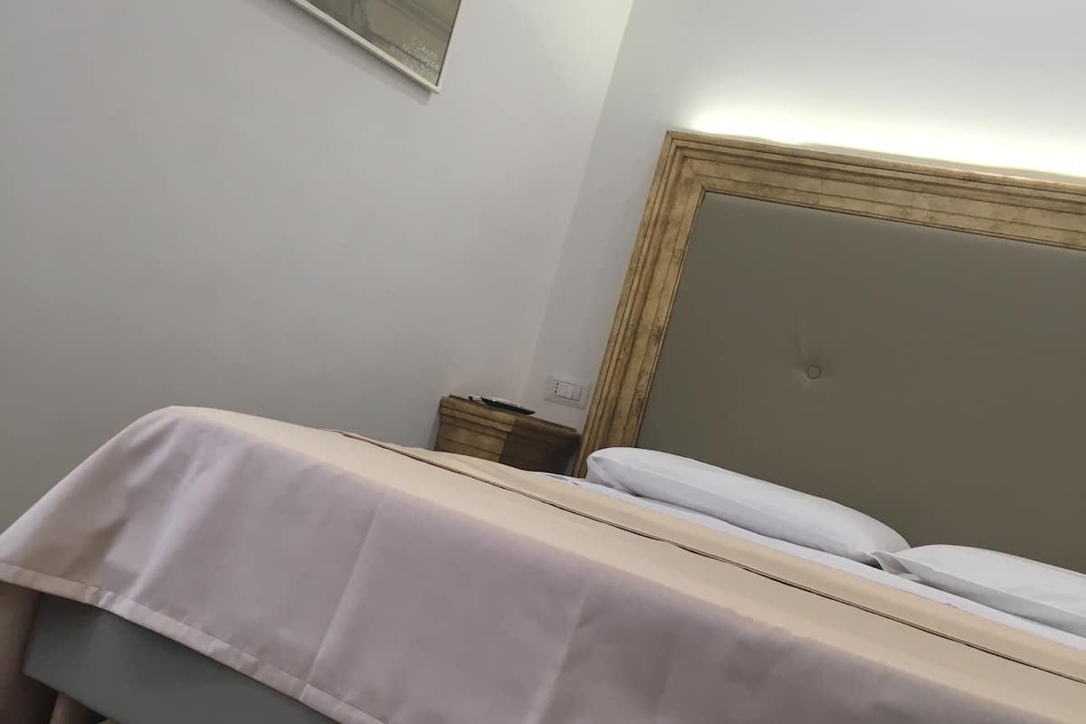 Luxe beddengoed, een minibar, een kluis op de kamer, een bureau
