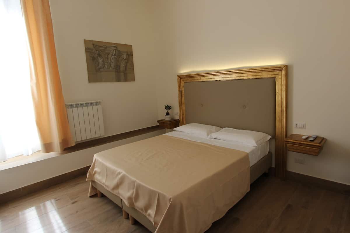 Luxe beddengoed, een minibar, een kluis op de kamer, een bureau