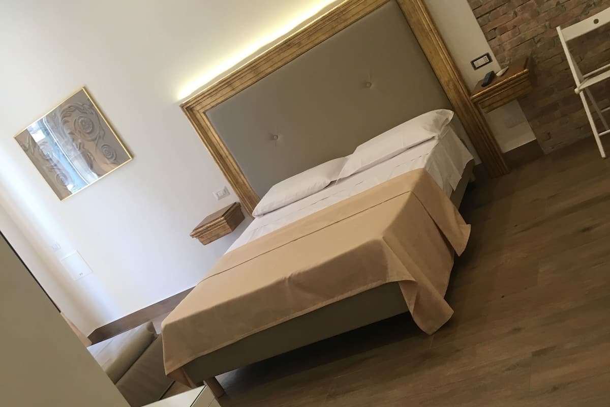Vierpersoonskamer | Luxe beddengoed, een minibar, een kluis op de kamer, een bureau