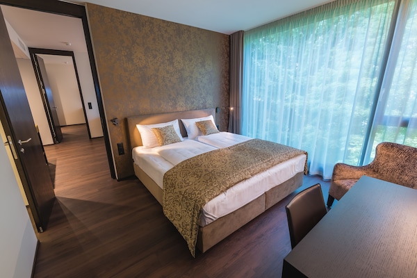 Ropa de cama de alta calidad y caja de seguridad en la habitación