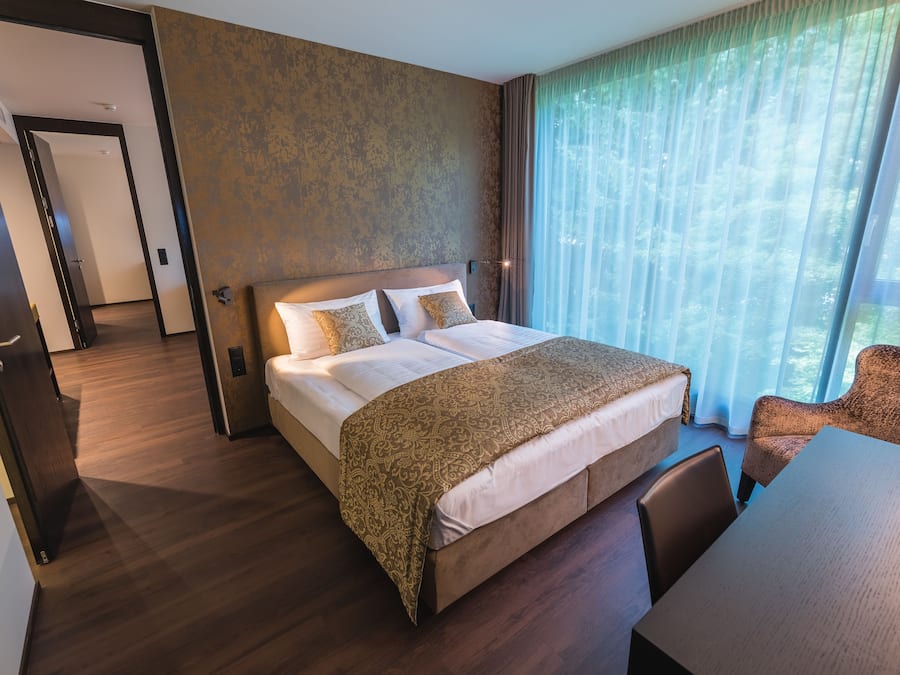 Literie de qualité supérieure, coffres-forts dans les chambres, bureau