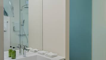 Shower, rainfall showerhead, free toiletries, hair dryer