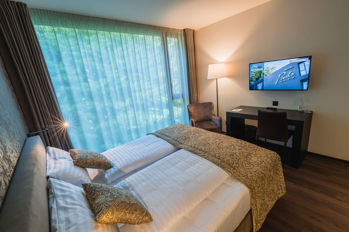 Junior-Suite | Hochwertige Bettwaren, Zimmersafe, Schreibtisch, Verdunkelungsvorhänge