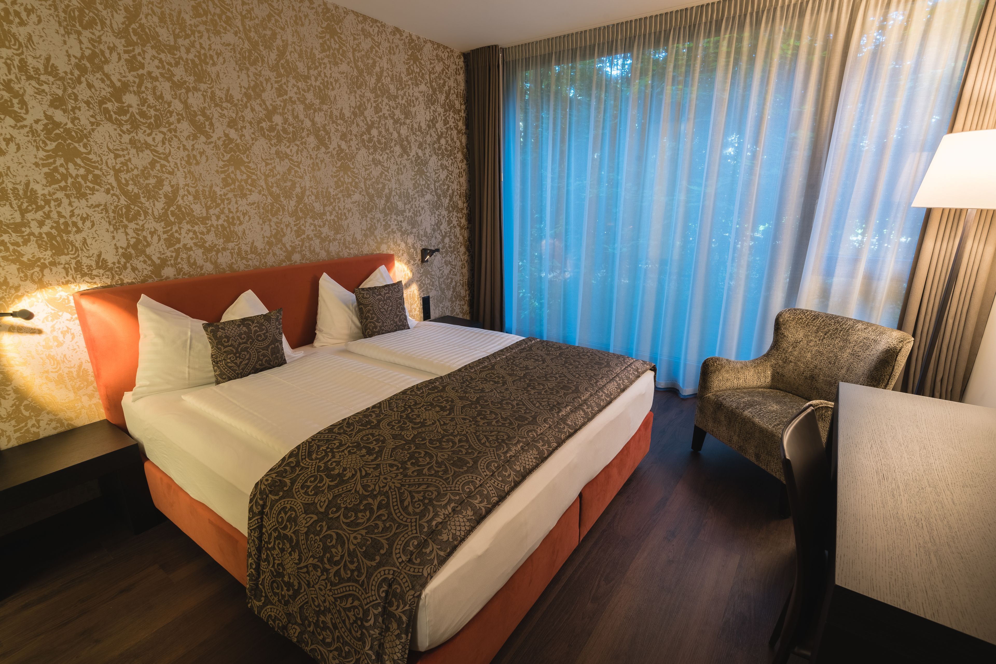 Ropa de cama de alta calidad y caja de seguridad en la habitación 