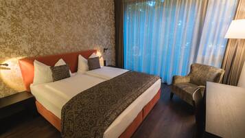 Standard-Doppelzimmer, barrierefrei | Hochwertige Bettwaren, Zimmersafe, Schreibtisch, Verdunkelungsvorhänge