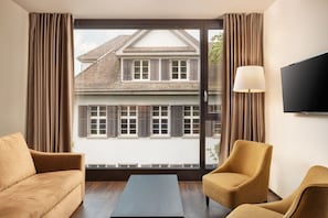 Junior Suite | Premium bedding, in-room safe, desk, blackout drapes - b_smart hotel Widnau (Widnau)