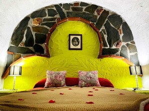 Double or Twin Room | Blackout drapes, soundproofing, bed sheets - Hotel Cuevas Abuelo Ventura (Guadix)