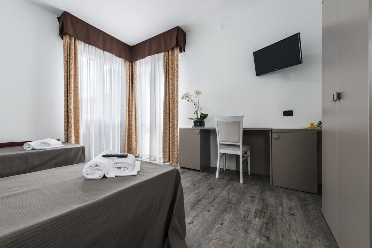 Habitación familiar | Escritorio, espacio para trabajar con laptop y wifi gratis