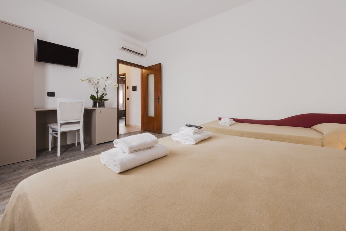Habitación triple | Escritorio, espacio para trabajar con laptop y wifi gratis