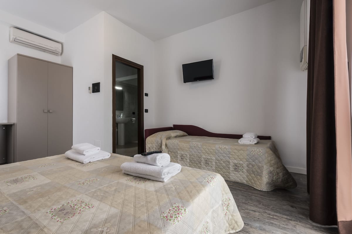 Habitación cuádruple | Escritorio, espacio para trabajar con laptop y wifi gratis