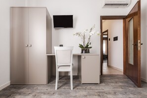 Driepersoonskamer | Een bureau, een laptopwerkplek, gratis wifi