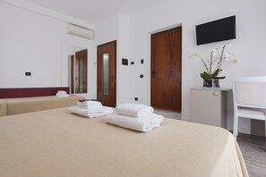 Double or Twin Room | Desk, laptop workspace, free WiFi - Affittacamere Elena (Lazise)