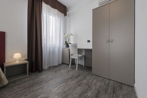 Escritorio, espacio para trabajar con laptop y wifi gratis 