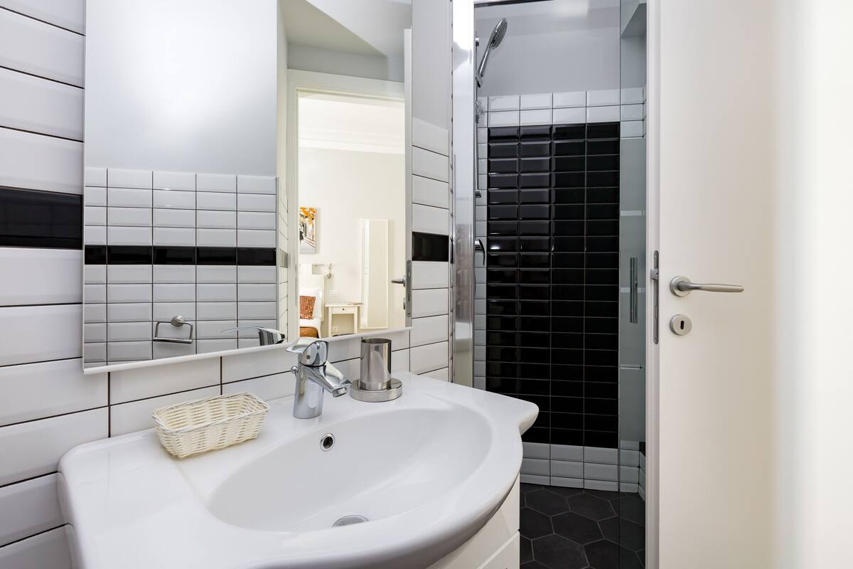 Doppelzimmer | Badezimmer | Dusche, Regendusche, kostenlose Toilettenartikel, Haartrockner