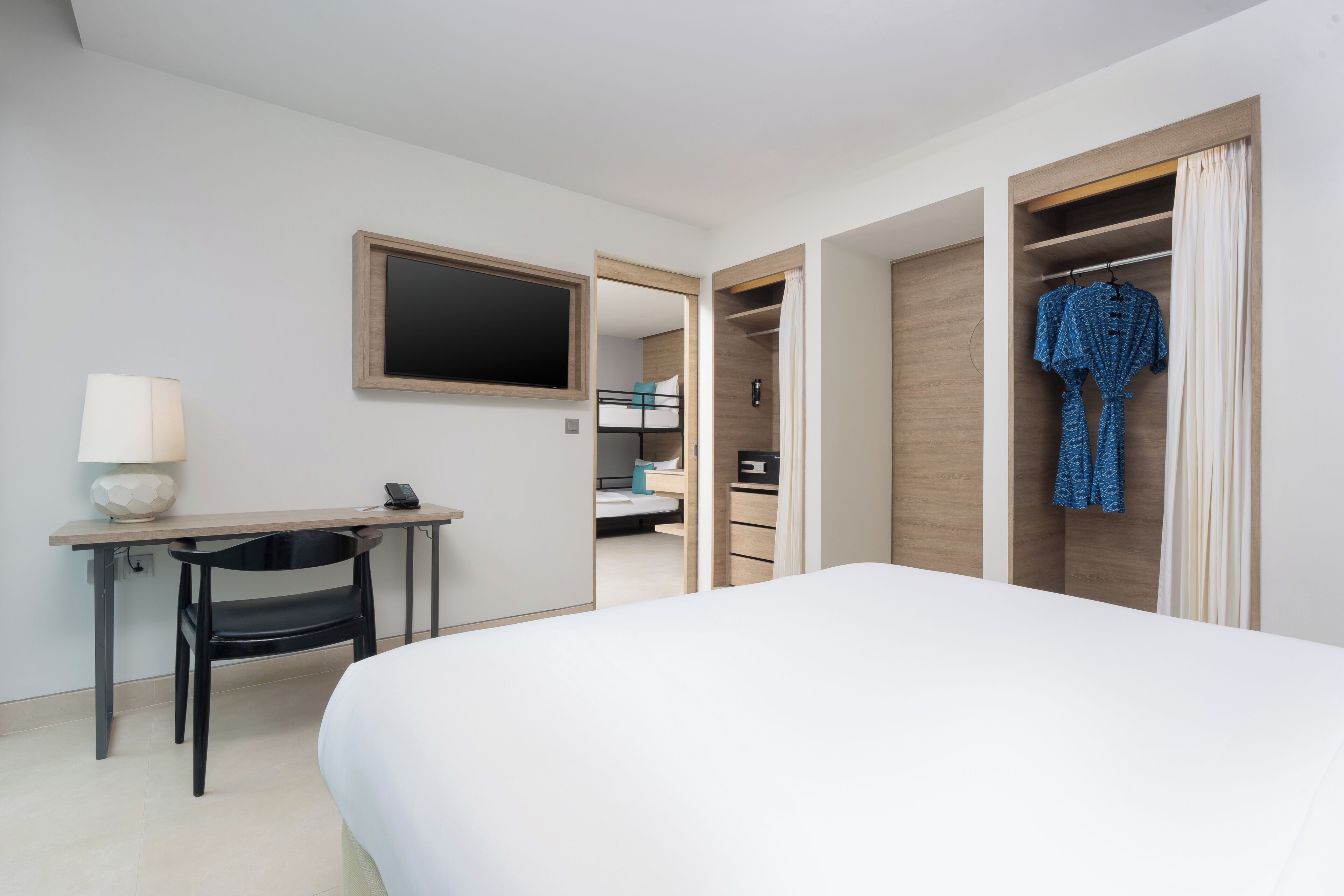 Family Suite with Bunk Bed | 高級寢具、房內夾萬、書桌、遮光窗簾/窗簾