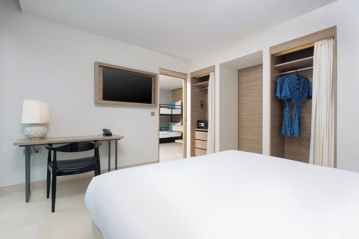 Family Suite with Bunk Bed | 高級寢具、房內夾萬、書桌、遮光窗簾/窗簾