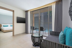 One Bedroom Suite Pool Access | Área de estar | TV LED 40 polegadas com canais a cabo, TV